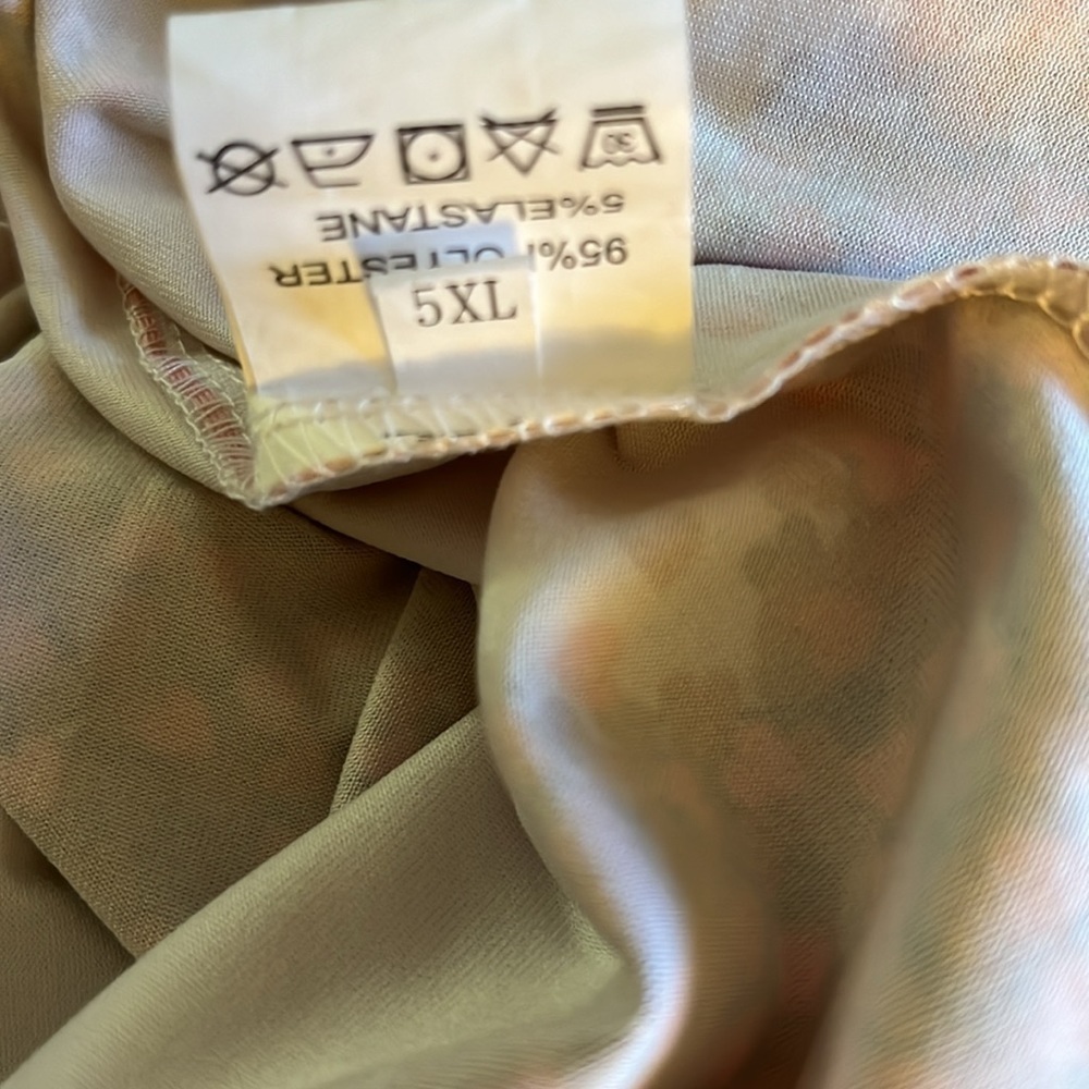 No Brand top with large hearts filled with small hearts. Size 5XL - Picture 8 of 8